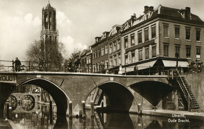 600593 Gezicht op de Hamburgerbrug over de Oudegracht te Utrecht, met rechts de panden Oudegracht 218 (rechts) -lager ...